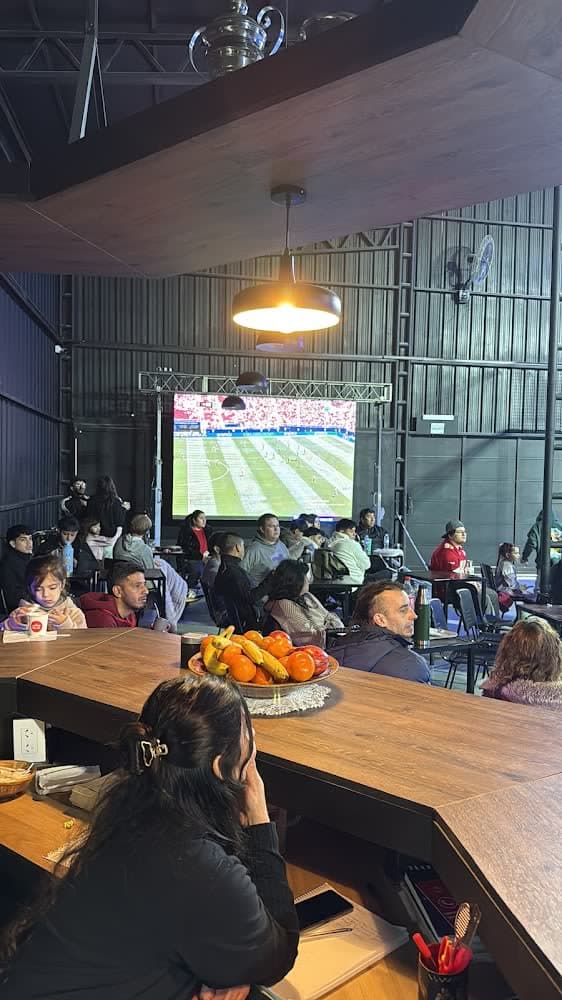 El living de la cantina lleno, mirando un partido en la pantalla