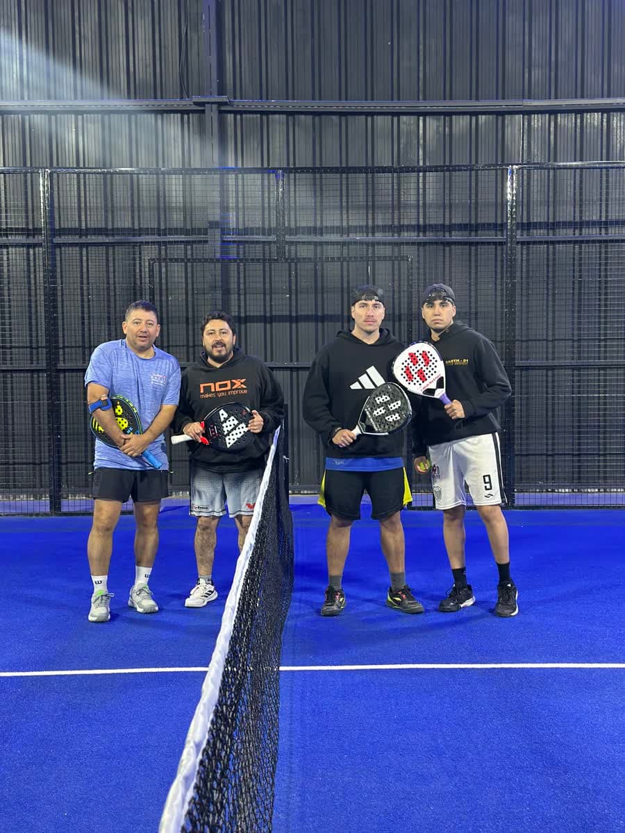 Cuatro jugadores posando en la red, Torneo Junio 2026